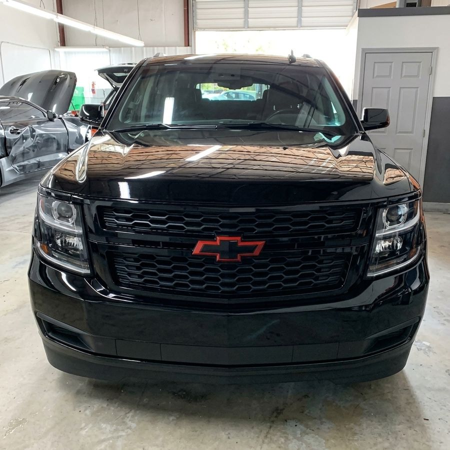 La misma Chevrolet Tahoe con el frente reconstruido y alineado