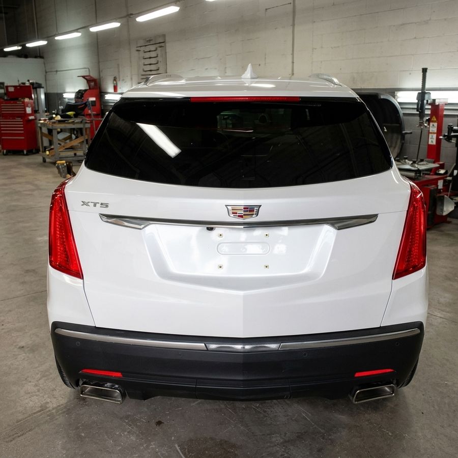 La misma Cadillac XT5 blanca reparada y pintada